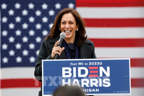 La vice-présidente élue Kamala Harris a envoyé un message fort avec son costume tout blanc - ảnh 1