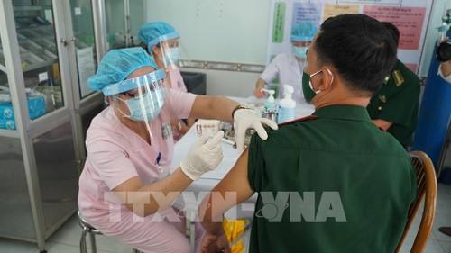 Covid-19: près de 107.000 personnes vaccinées au Vietnam - ảnh 1