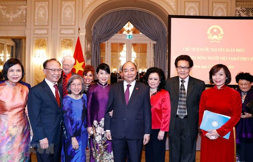 Nguyên Xuân Phuc rencontre des Vietnamiens résidant en Suisse  - ảnh 1