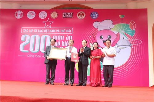 Fête du Lotus de Dông Thap: un record de plats à base de lotus établi - ảnh 1