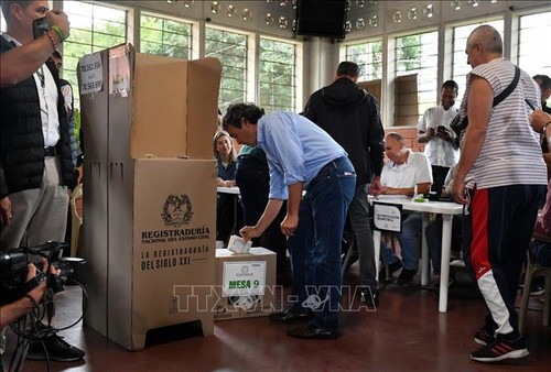 Présidentielle en Colombie: l’opposant de gauche Gustavo Petro en tête du premier tour - ảnh 1