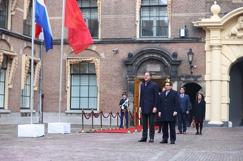 Cérémonie d’accueil en l’honneur du Premier ministre Pham Minh Chinh - ảnh 1