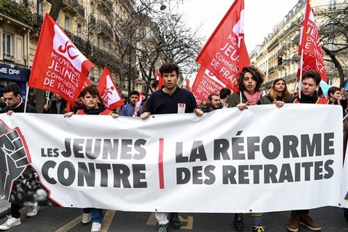 Réforme des retraites: au bout du suspense, Élisabeth Borne enclenche le 49.3 à l'Assemblée nationale - ảnh 1