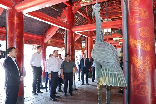 Xavier Bettel visite le Temple de la Littérature et le Musée des Beaux-Arts du Vietnam - ảnh 1