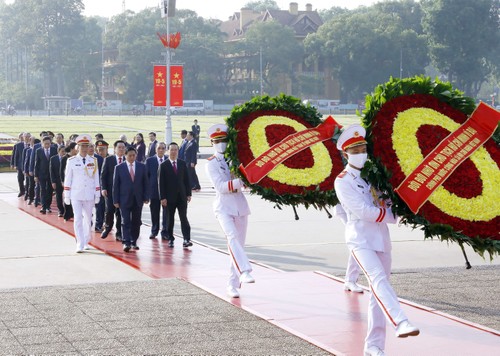 Les dirigeants du Parti et de l’État rendent hommage au Président Hô Chi Minh - ảnh 1