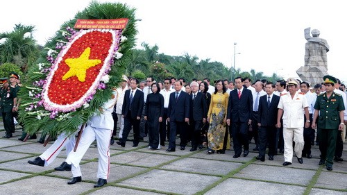 Mít-tinh kỷ niệm 37 năm ngày Giải phóng miền Nam, thống nhất đất nước - ảnh 1