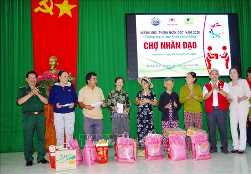 Chợ nhân đạo hỗ trợ người dân vùng biển khó khăn - ảnh 1