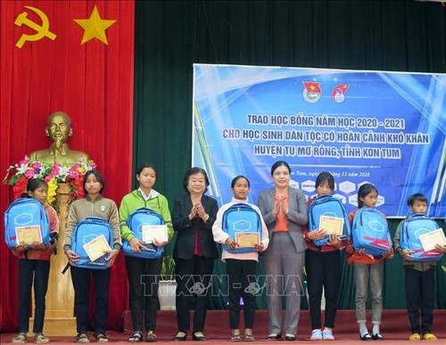 Nguyên Phó Chủ tịch nước Trương Mỹ Hoa trao học bổng Vừ A Dính cho học sinh tỉnh Kon Tum - ảnh 1