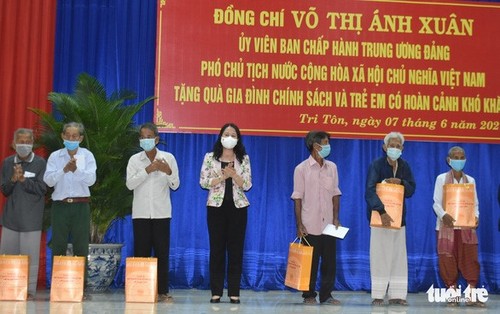 Phó Chủ tịch nước Võ Thị Ánh Xuân thăm, động viên lực lượng phòng, chống dịch ở tỉnh An Giang - ảnh 1