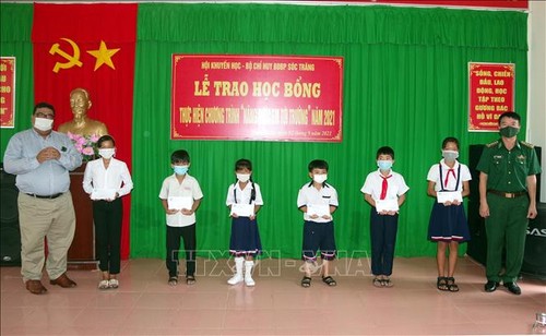 Sóc Trăng trao 200 suất học bổng cho học sinh nghèo vùng biên giới biển - ảnh 1