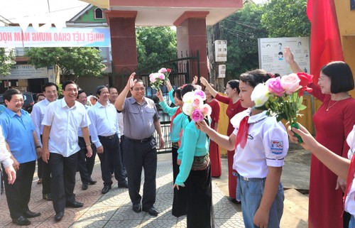 Thủ tướng Phạm Minh Chính thăm trường tiểu học thị trấn Yên Lập, Phú Thọ - ảnh 1