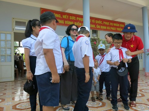 Mang yêu thương từ đất liền đến Trường Sa và nhà giàn DK1 - ảnh 1