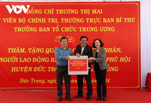 Thường trực Ban Bí thư thăm, tặng quà tết cho công nhân khu công nghiệp - ảnh 1