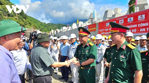 Thủ tướng khảo sát khu vực nghiên cứu lấn biển và dự án cảng Liên Chiểu tại Đà Nẵng - ảnh 2