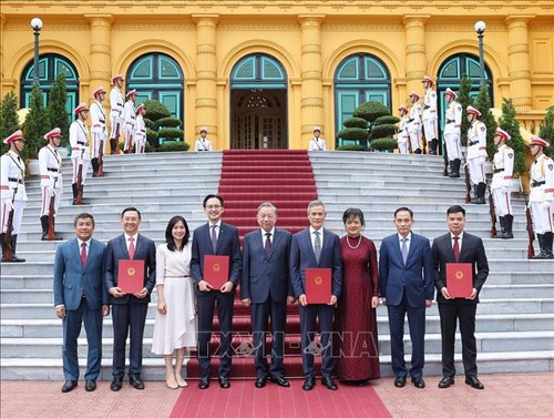 Tổng Bí thư, Chủ tịch nước Tô Lâm trao quyết định bổ nhiệm Đại sứ Việt Nam tại Liên hợp quốc và các nước - ảnh 1