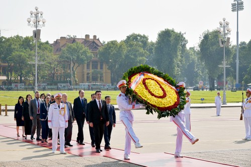 Chủ tịch Quốc hội Armenia Alen Simonyan vào Lăng viếng Chủ tịch Hồ Chí Minh và thăm Văn Miếu - Quốc Tử Giám - ảnh 1