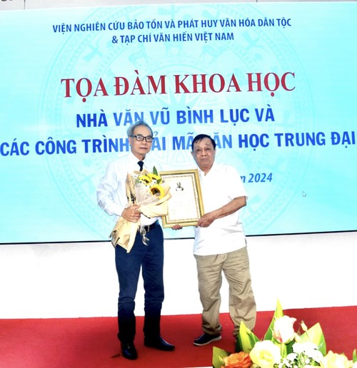 Nhà văn Vũ Bình Lục: Người dày công giải mã kho báu văn chương Trung đại - ảnh 2