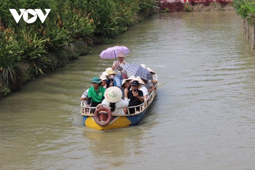 Nhiều điểm du lịch ở miền Tây thu hút du khách ngày đầu xuân - ảnh 2
