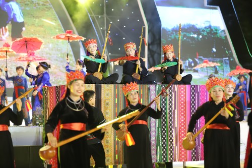 Tiếng Tính điệu Then từ bản làng tới “kinh đô ánh sáng” - ảnh 1