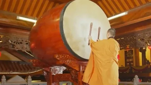 Sáng 1/7, hơn 18.000 ngôi chùa đồng loạt cử chuông trống bát nhã cầu quốc thái dân an - ảnh 1