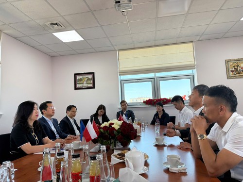 Thứ trưởng Bộ Ngoại giao Lê Thị Thu Hằng thăm cộng đồng người Việt tại Ba Lan - ảnh 1