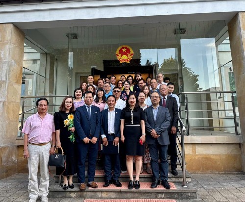 Thứ trưởng Bộ Ngoại giao Lê Thị Thu Hằng thăm cộng đồng người Việt tại Ba Lan - ảnh 3