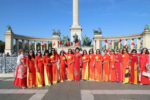 Phụ nữ Việt Nam tại Hungary diễu hành áo dài hướng về Tổ quốc nhân dịp 80 năm Quốc khánh - ảnh 4