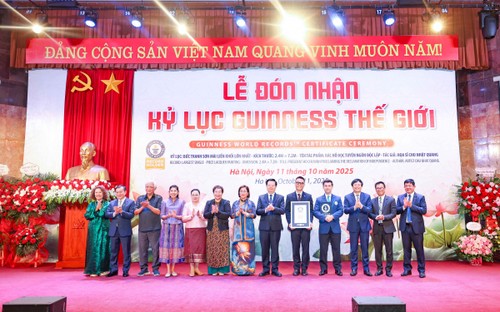Bức tranh sơn mài “Bác Hồ đọc Tuyên ngôn Độc lập” được trao Kỷ lục Guinness thế giới  - ảnh 2