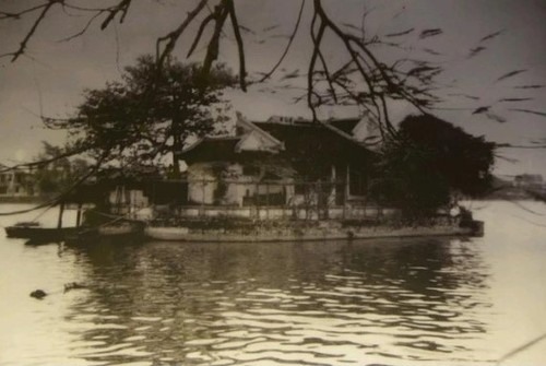 “Gửi bóng ở trên mây” - Linh vật ở phố: những huyền thoại phố phường Hà Nội - ảnh 1