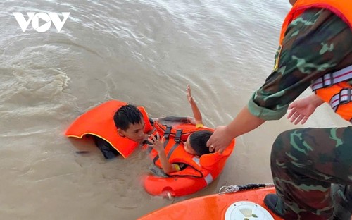 Đêm mưa xối xả, Khánh Hòa huy động mọi biện pháp cứu dân vùng lũ - ảnh 2