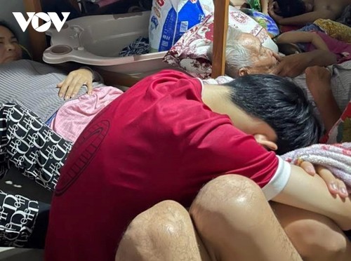 Đêm mưa xối xả, Khánh Hòa huy động mọi biện pháp cứu dân vùng lũ - ảnh 3