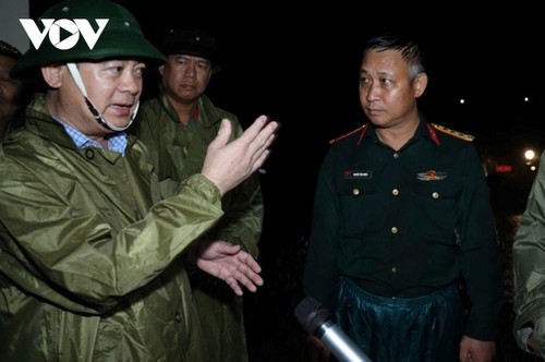 Đêm mưa xối xả, Khánh Hòa huy động mọi biện pháp cứu dân vùng lũ - ảnh 5