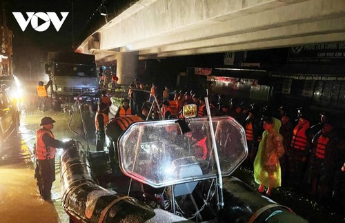 Đêm mưa xối xả, Khánh Hòa huy động mọi biện pháp cứu dân vùng lũ - ảnh 4