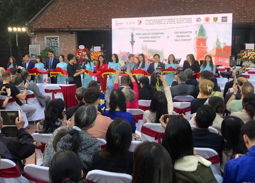 Triển lãm “Danh tính hình thành” của họa sĩ Minh Đàm và Gala hòa nhạc Ba Lan: Nhịp cầu ngoại giao văn hóa            - ảnh 2