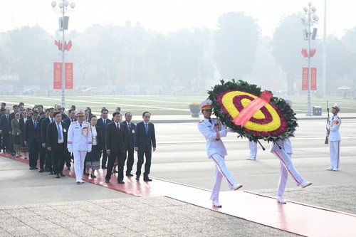 Tổng Bí thư, Chủ tịch nước Lào Thongloun Sisoulith vào Lăng viếng Chủ tịch Hồ Chí Minh - ảnh 1