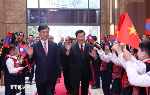 Truyền thông Lào: Chuyến thăm của Chủ tịch nước Thongloun Sisoulith đến Việt Nam góp phần thắt chặt quan hệ song phương - ảnh 1