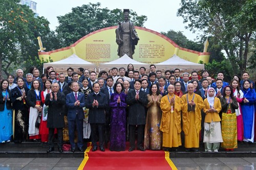 Chủ tịch nước Lương Cường cùng đại biểu kiều bào dâng hương tại Tượng đài Lý Thái Tổ - ảnh 5