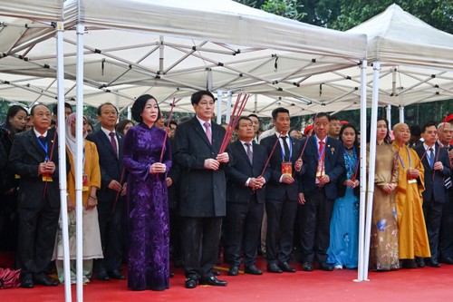 Chủ tịch nước Lương Cường cùng đại biểu kiều bào dâng hương tại Tượng đài Lý Thái Tổ - ảnh 2