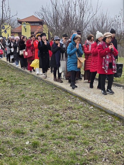 Người Việt đi lễ chùa đầu năm ở Simontornya: Lắng đọng hồn quê giữa lòng Hungary - ảnh 4