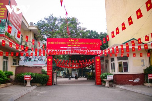 Hà Nội rực rỡ cờ, hoa chào mừng Ngày bầu cử - ảnh 3