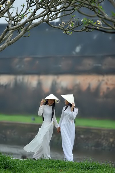 ภาพของหญิงสาวเมืองเว้ในชุดอ๋าวหย่ายสีขาว - สัญลักษณ์แห่งความโรแมนติกของเมืองเว้ - ảnh 10