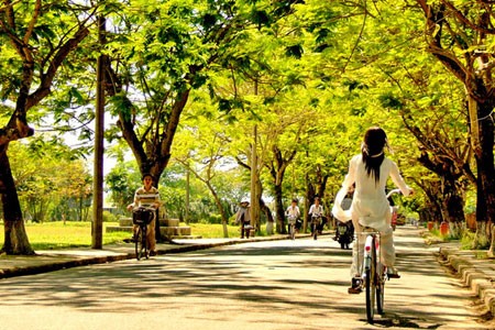 ภาพของหญิงสาวเมืองเว้ในชุดอ๋าวหย่ายสีขาว - สัญลักษณ์แห่งความโรแมนติกของเมืองเว้ - ảnh 5