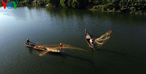 ภาพของชาวประมงเมืองเว้ที่กำลังจับปลาในแม่นํ้า Như Ý  - ảnh 5