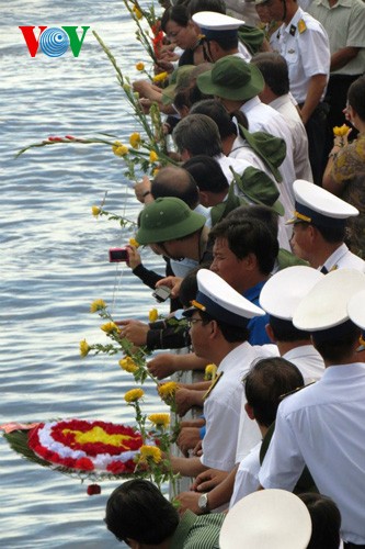 สำนึกในบุญคุณของทหารพลีชีพเพื่อชาติที่หมู่เกาะ Trường Sa - ảnh 9