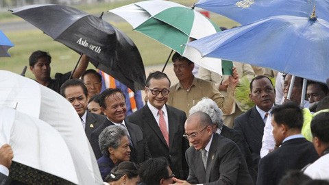 กษัตริย์แห่งกัมพูชาทรงเรียกหัวหน้าพรรค CPP และพรรค CNRP เข้าพบเพื่อแก้ไขความขัดแย้งเกี่ยวกับผลการเลือกตั้งรัฐสภา - ảnh 1