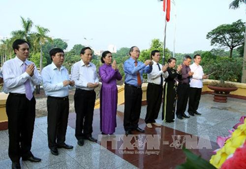 ประธานแนวร่วมปิตุภูมิเวียดนามจุดธูปรำลึกถึงวีรชนและทหารพลีชีพเพื่อชาติ - ảnh 1