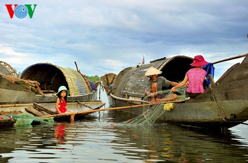 ชีวิตที่เรียบง่ายและสันติสุขของชาวประมงที่บึงกว่างเหลย - ảnh 6