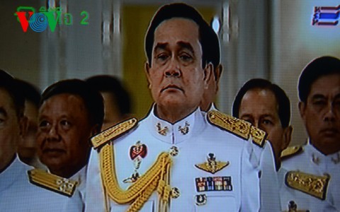 พระบาทสมเด็จพระเจ้าอยู่หัวมีพระบรมราชโองการโปรดเกล้าโปรดกระหม่อมแต่งตั้งรัฐมนตรีเฉพาะกาล - ảnh 1