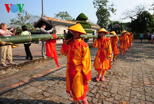 พิธีกรรมการตั้งเสาตุงในอดีต ณ พระราชวังชั้นในจังหวัดเถื่อเทียนเว้ - ảnh 3