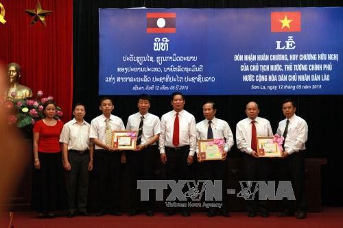 6 คณะของจังหวัดเซินลาได้รับเหรียญอิสริยาภรณ์มิตรภาพของสาธารณรัฐประชาธิปไตยประชาชนลาว - ảnh 1